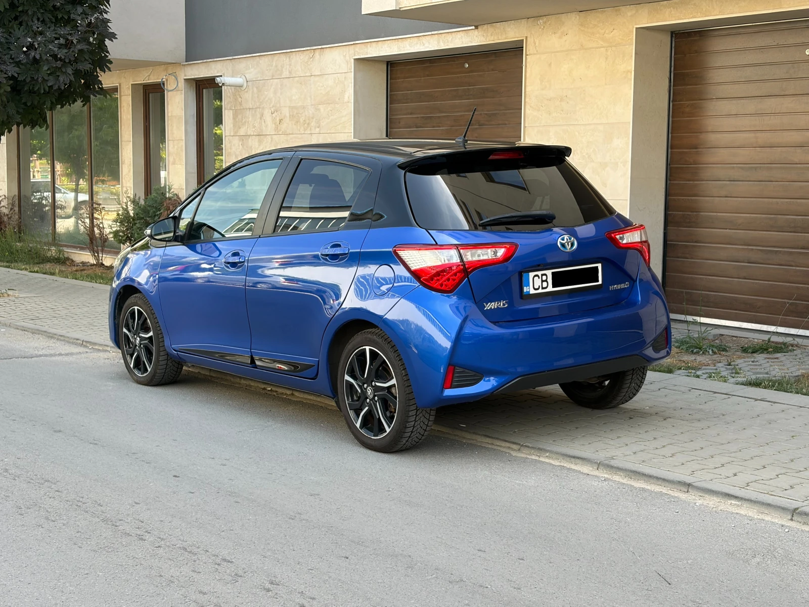 Toyota Yaris 1.5 VVT-i Hybrid e-CVT -в Гаранция, снимка 4 - Автомобили и джипове - 55300385
