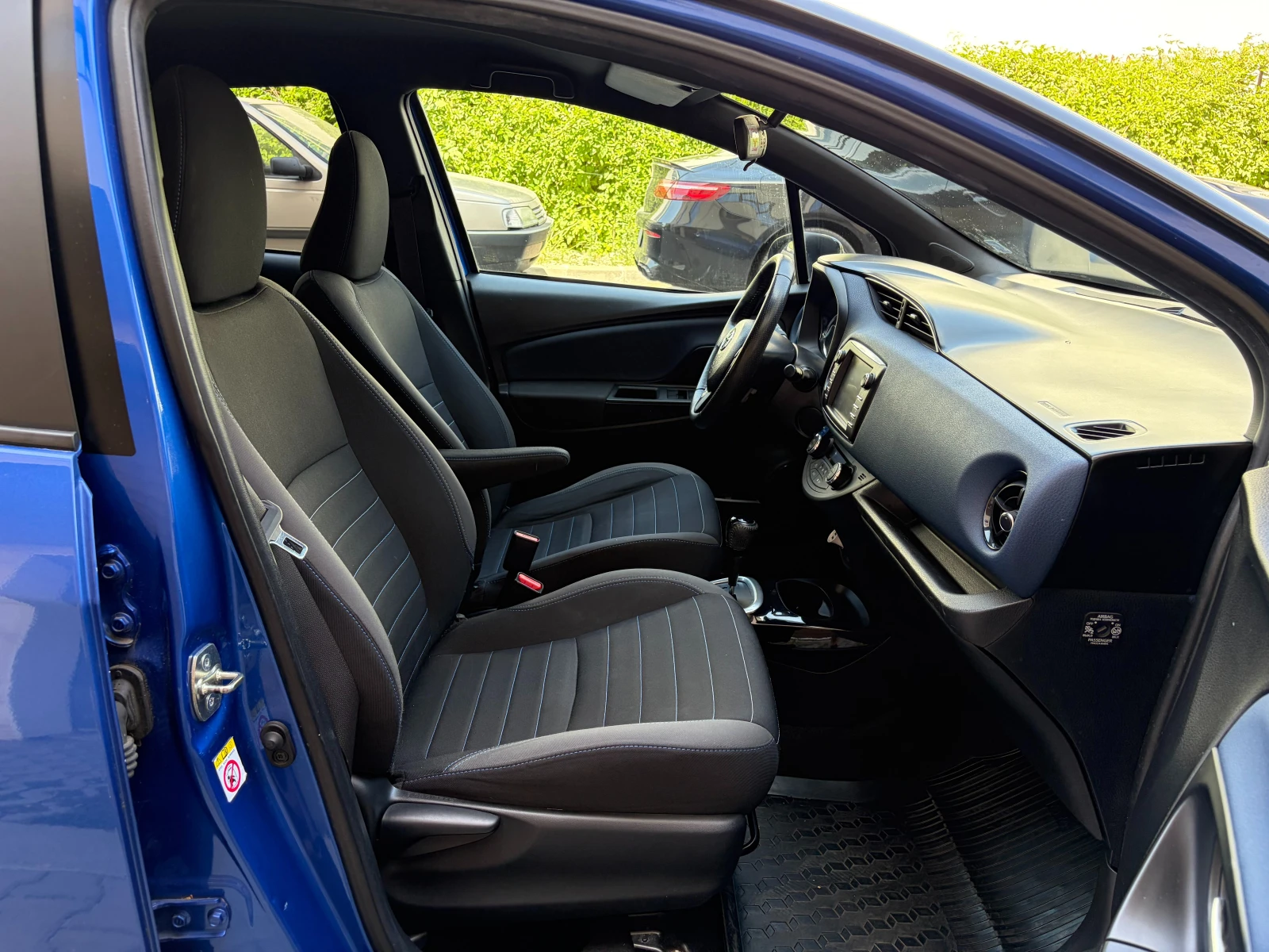 Toyota Yaris 1.5 VVT-i Hybrid e-CVT -в Гаранция, снимка 15 - Автомобили и джипове - 55300385