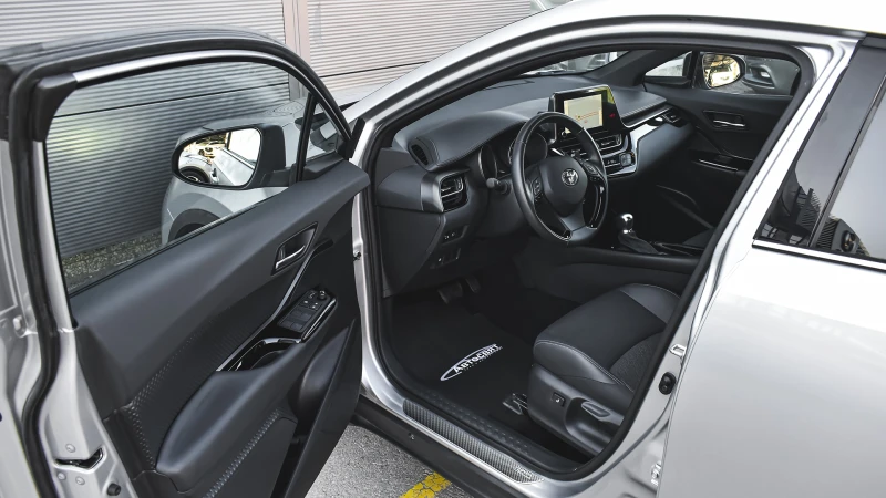 Toyota C-HR 2.0 Hybrid Club Automatic, снимка 8 - Автомобили и джипове - 51271806