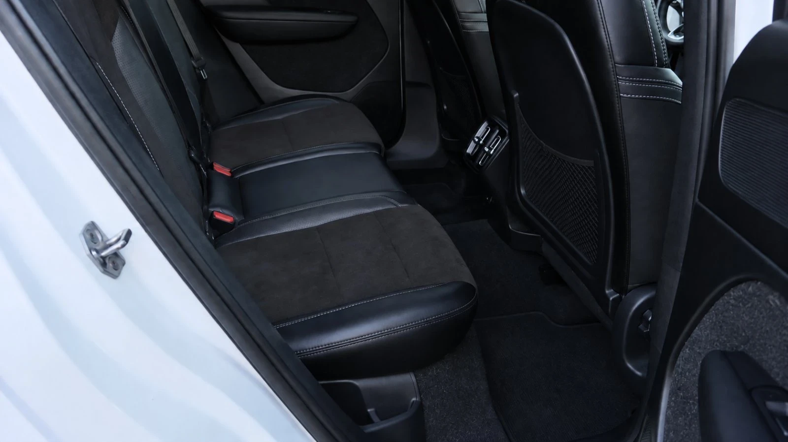 Volvo XC40 2.0D 190 К.С. AWD R-DESIGN EAT8, снимка 9 - Автомобили и джипове - 56133135