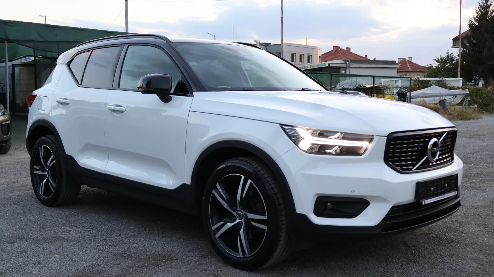 Volvo XC40 2.0D 190 К.С. AWD R-DESIGN EAT8, снимка 2 - Автомобили и джипове - 56133135