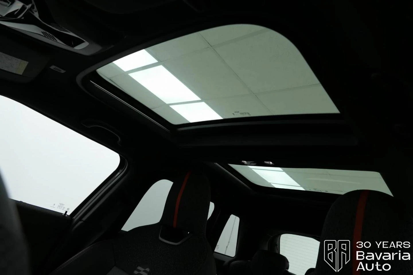 Mini Cooper C 1, 5 Steptronic Favoured Trim - изображение 9