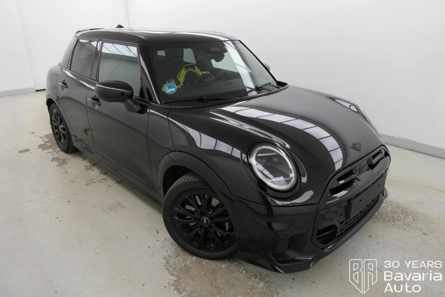 Mini Cooper C 1, 5 Steptronic Favoured Trim - изображение 4