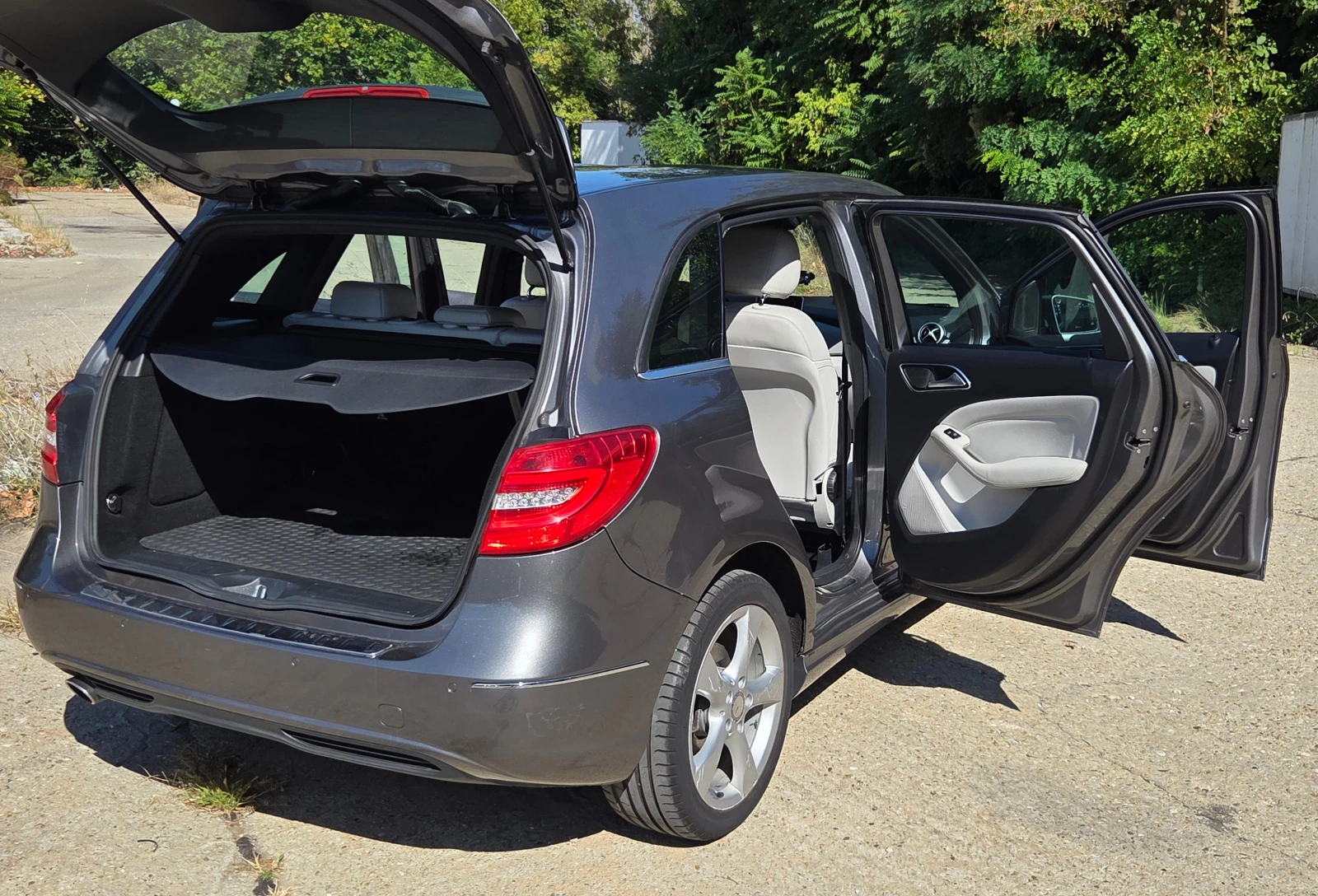 Mercedes-Benz B 180 Premium, снимка 9 - Автомобили и джипове - 56196987