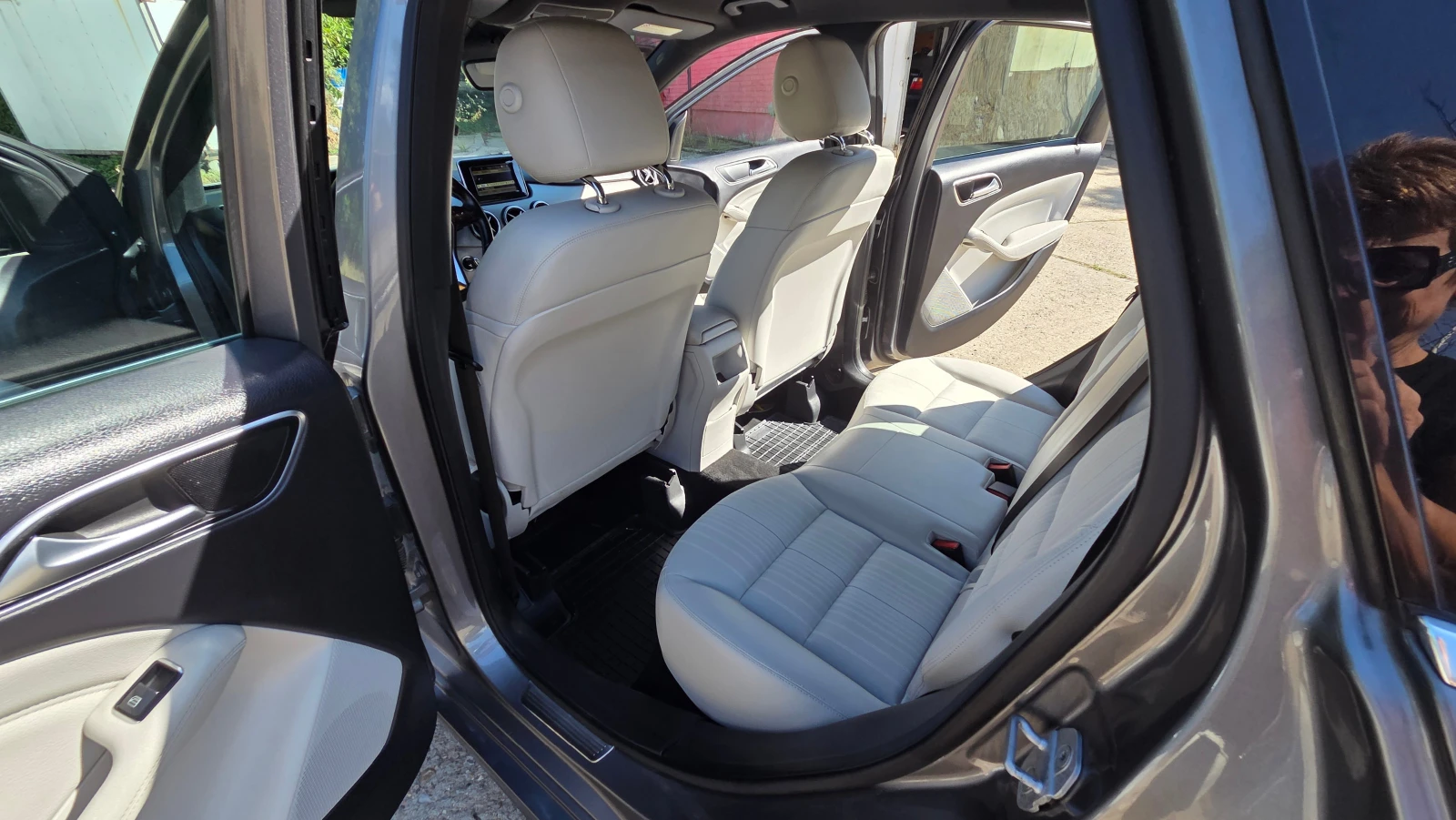 Mercedes-Benz B 180 Premium, снимка 2 - Автомобили и джипове - 56196987
