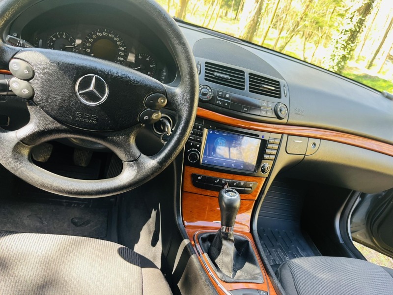 Mercedes-Benz E 220, снимка 8 - Автомобили и джипове - 45792643