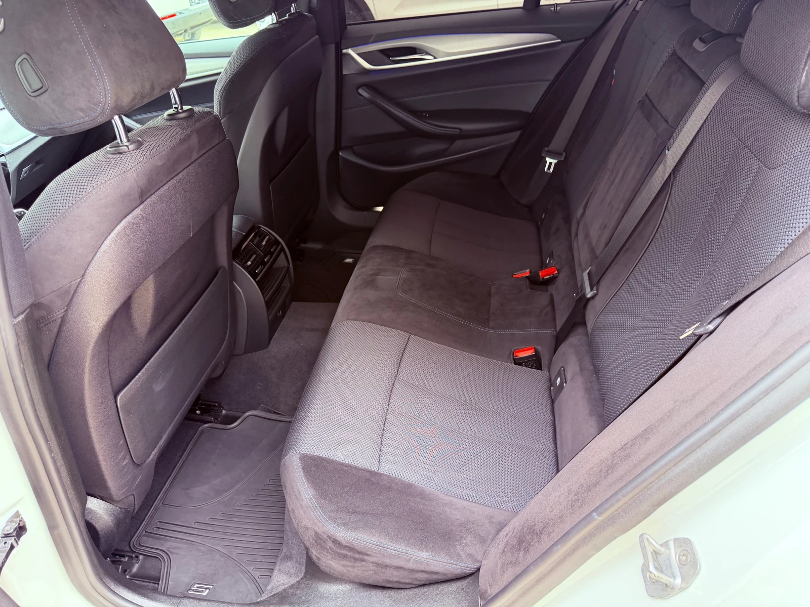 BMW 520 M-Paket* Xdrive* DISTRONIK* Full led* NOVA* , снимка 8 - Автомобили и джипове - 54163335