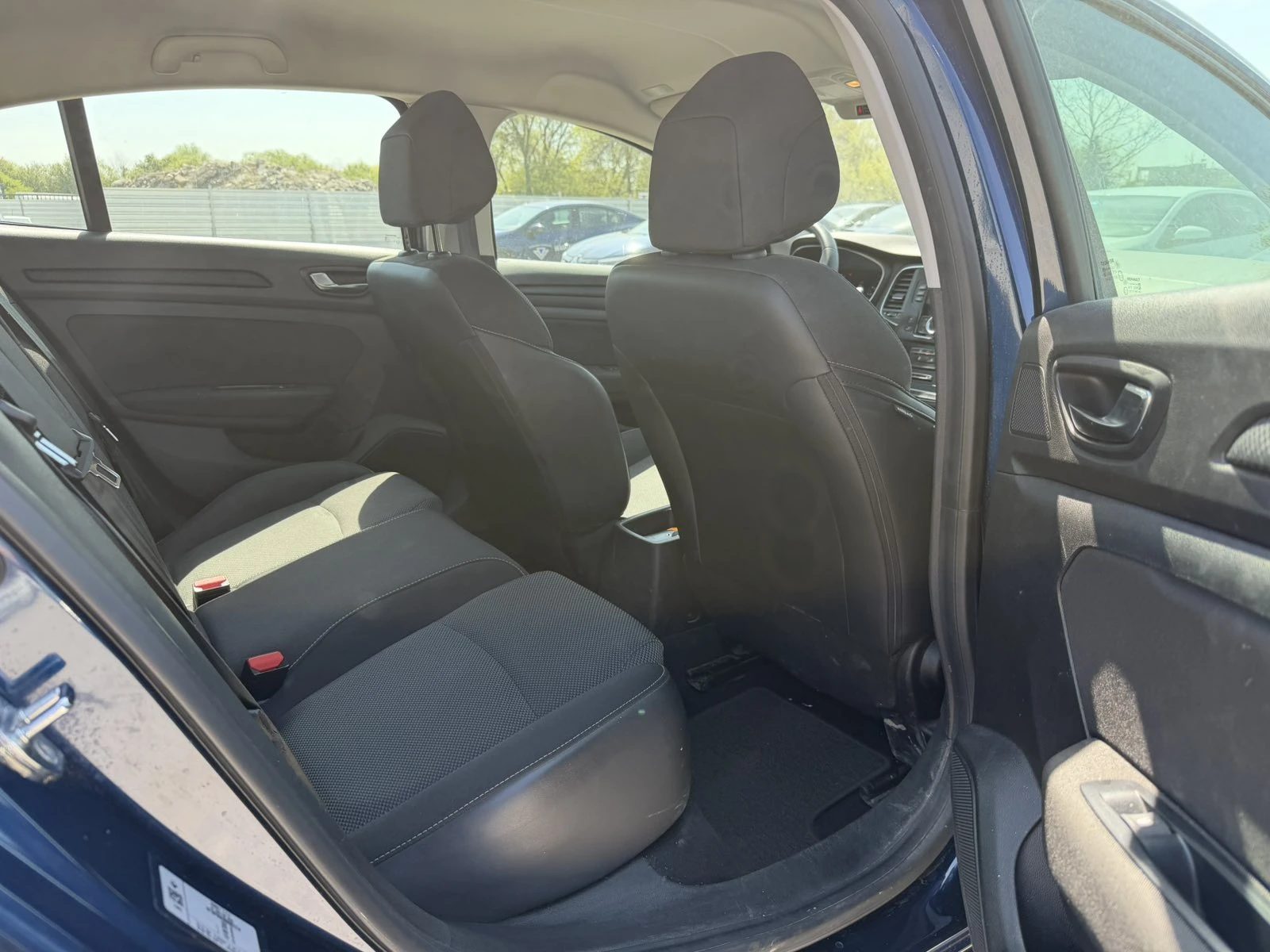 Renault Megane 1.3TCe Sedan 140k.c., снимка 12 - Автомобили и джипове - 54358668