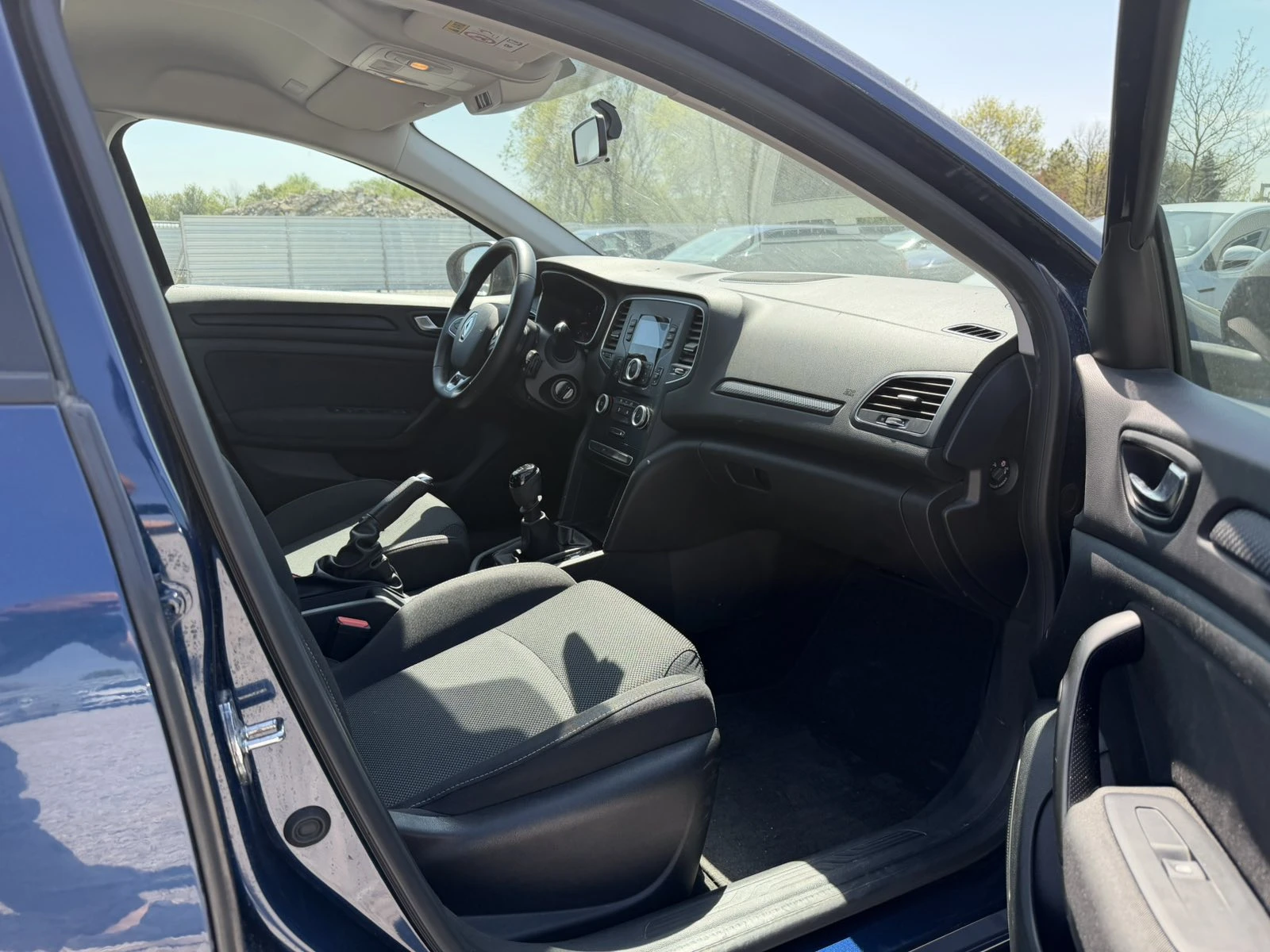 Renault Megane 1.3TCe Sedan 140k.c., снимка 11 - Автомобили и джипове - 54358668