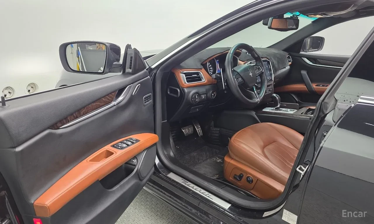 Maserati Ghibli 3.0 V6 / COGNAC INT / PANO / ЩОРИ, снимка 6 - Автомобили и джипове - 54865729