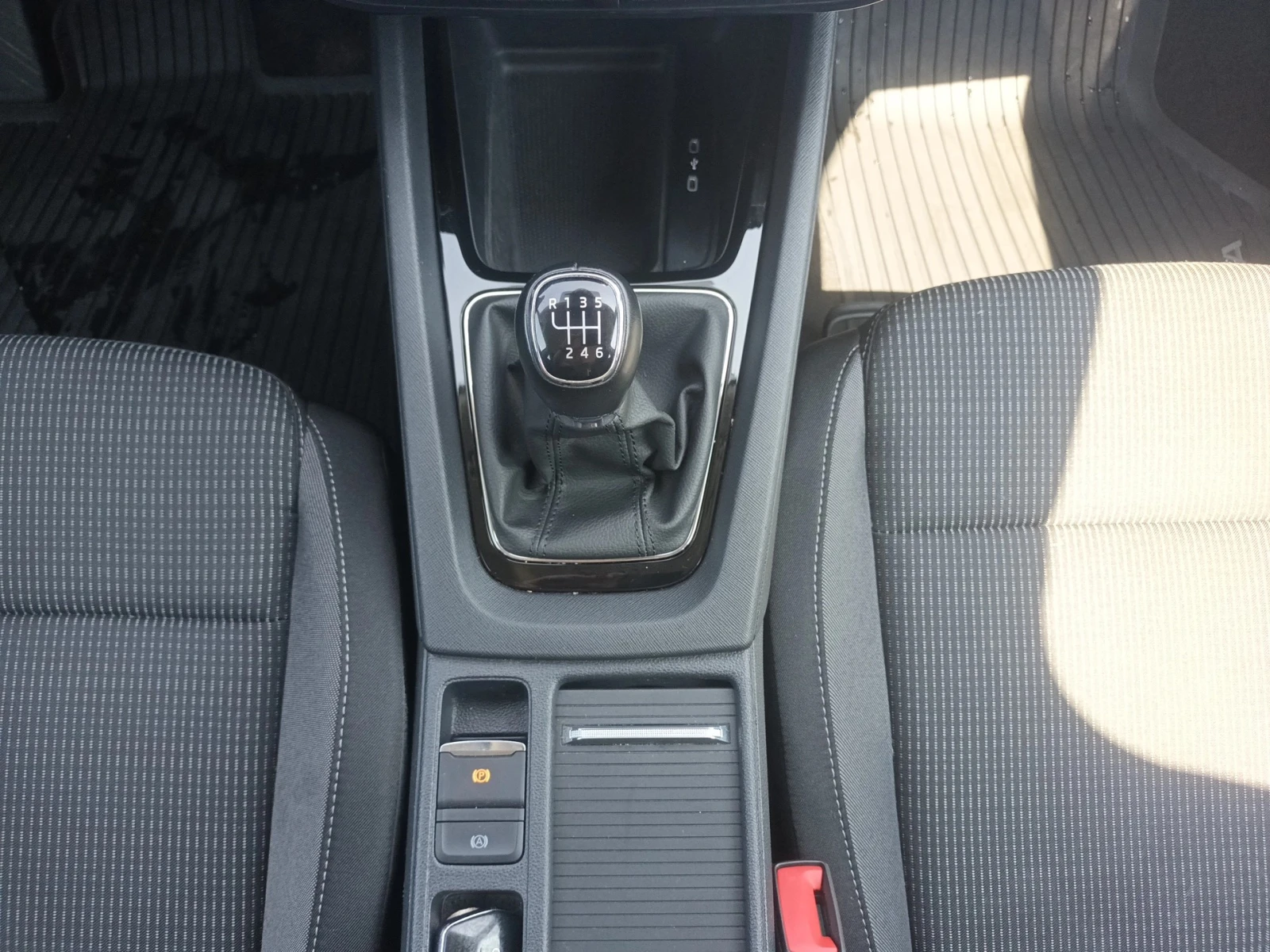 Skoda Octavia 1.5TSI / 6MT, снимка 16 - Автомобили и джипове - 55433200