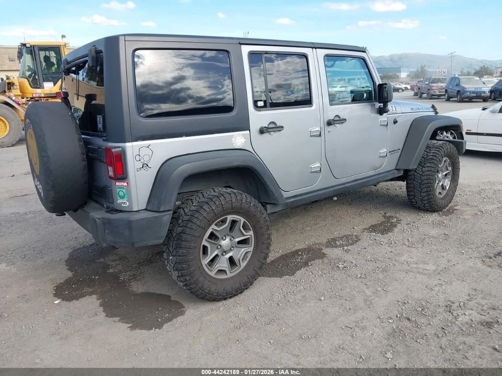 Jeep Wrangler UNLIMITED RUBICON* CARFAX * Клип на мотора - изображение 7