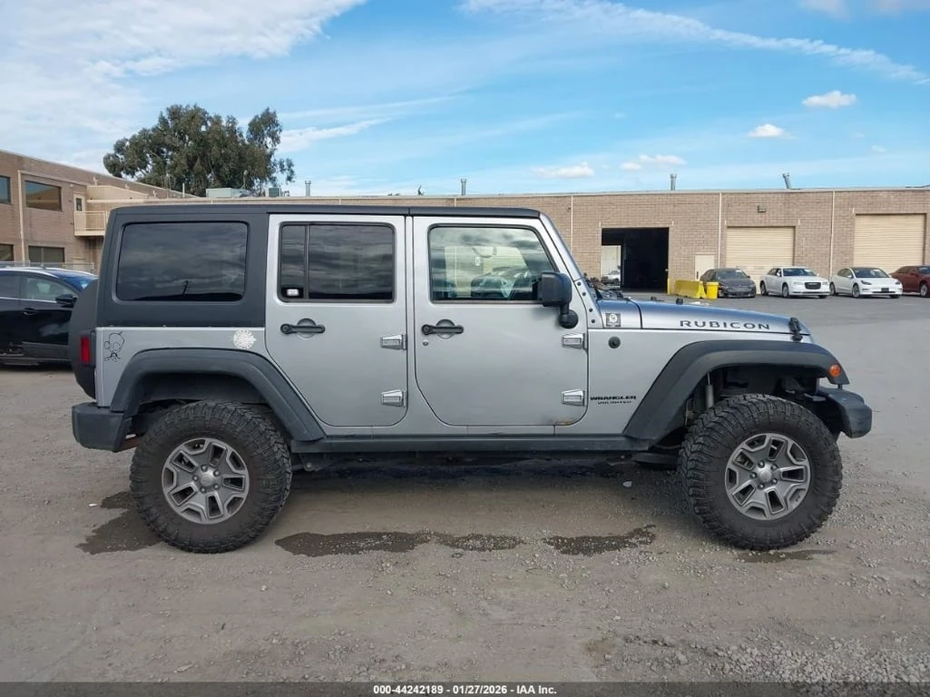 Jeep Wrangler UNLIMITED RUBICON* CARFAX * Клип на мотора - изображение 2