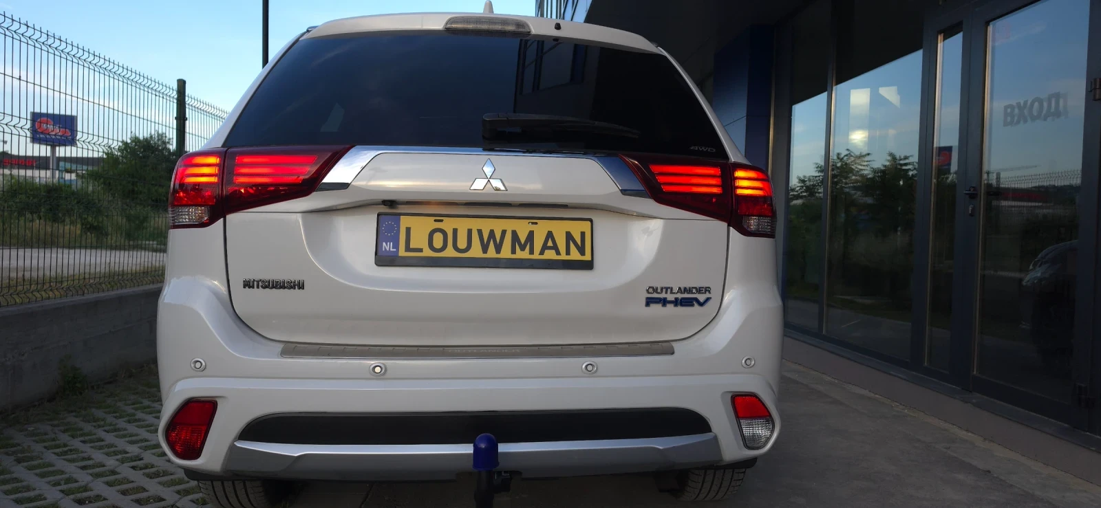 Mitsubishi Outlander Diamont.Дистроник.Phev.Full.Бяла перла.Уникат, снимка 4 - Автомобили и джипове - 54860858