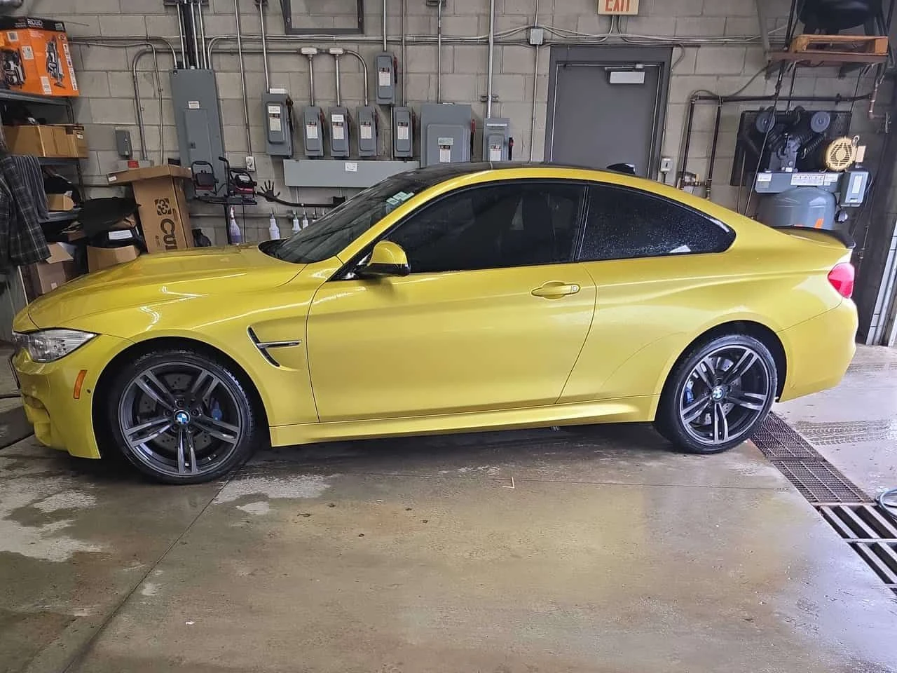 BMW M4 * CARFAX * Austin Yellow Metallic * Carbon, снимка 2 - Автомобили и джипове - 54110280