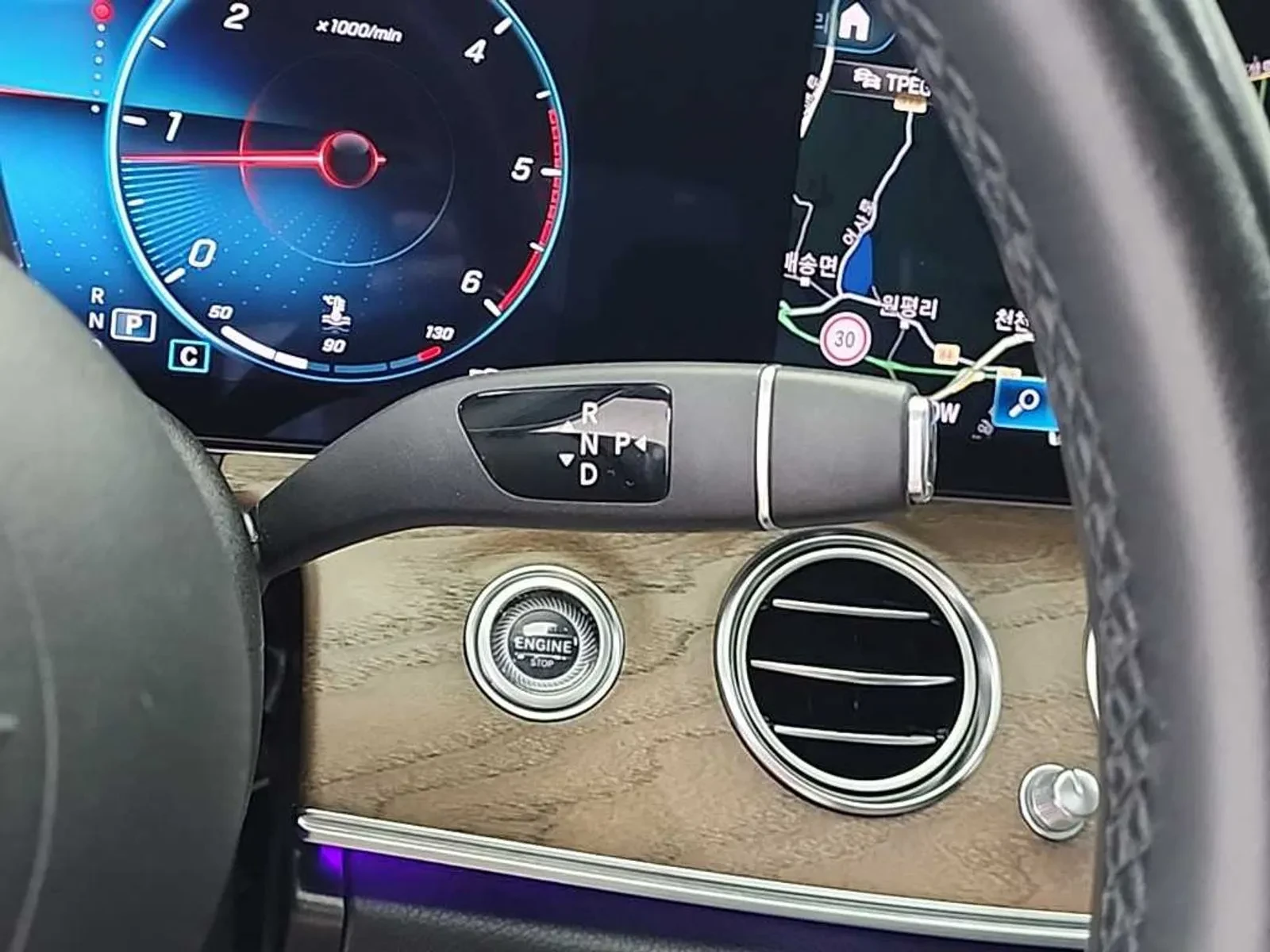 Mercedes-Benz E 220, снимка 8 - Автомобили и джипове - 54746493