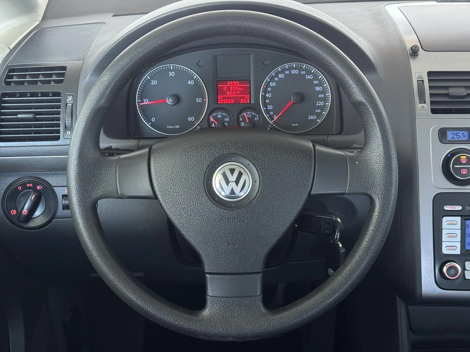 VW Touran 2.0 TDI 7-Места, снимка 10 - Автомобили и джипове - 56627266