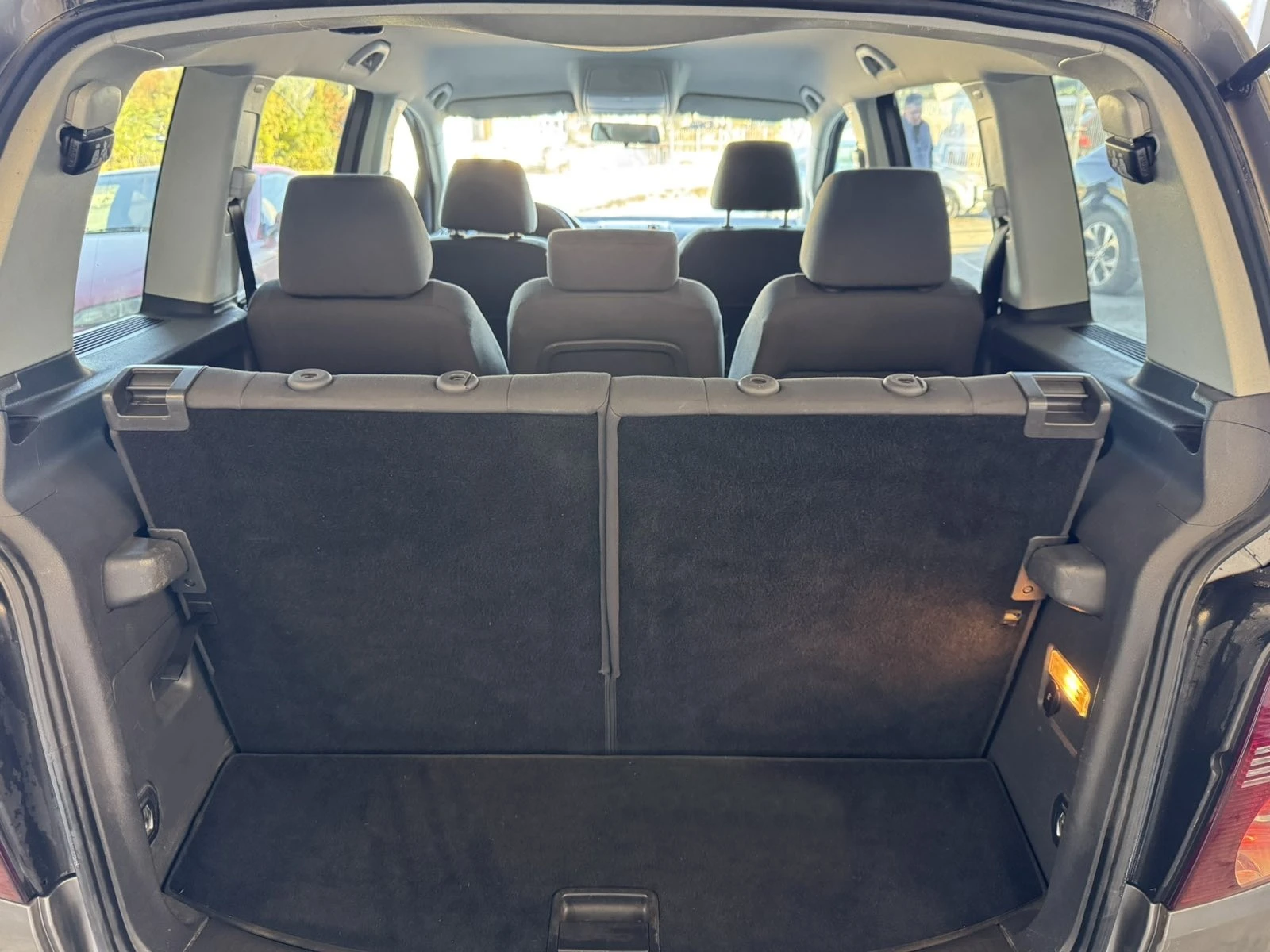 VW Touran 2.0 TDI 7-Места, снимка 14 - Автомобили и джипове - 56627266