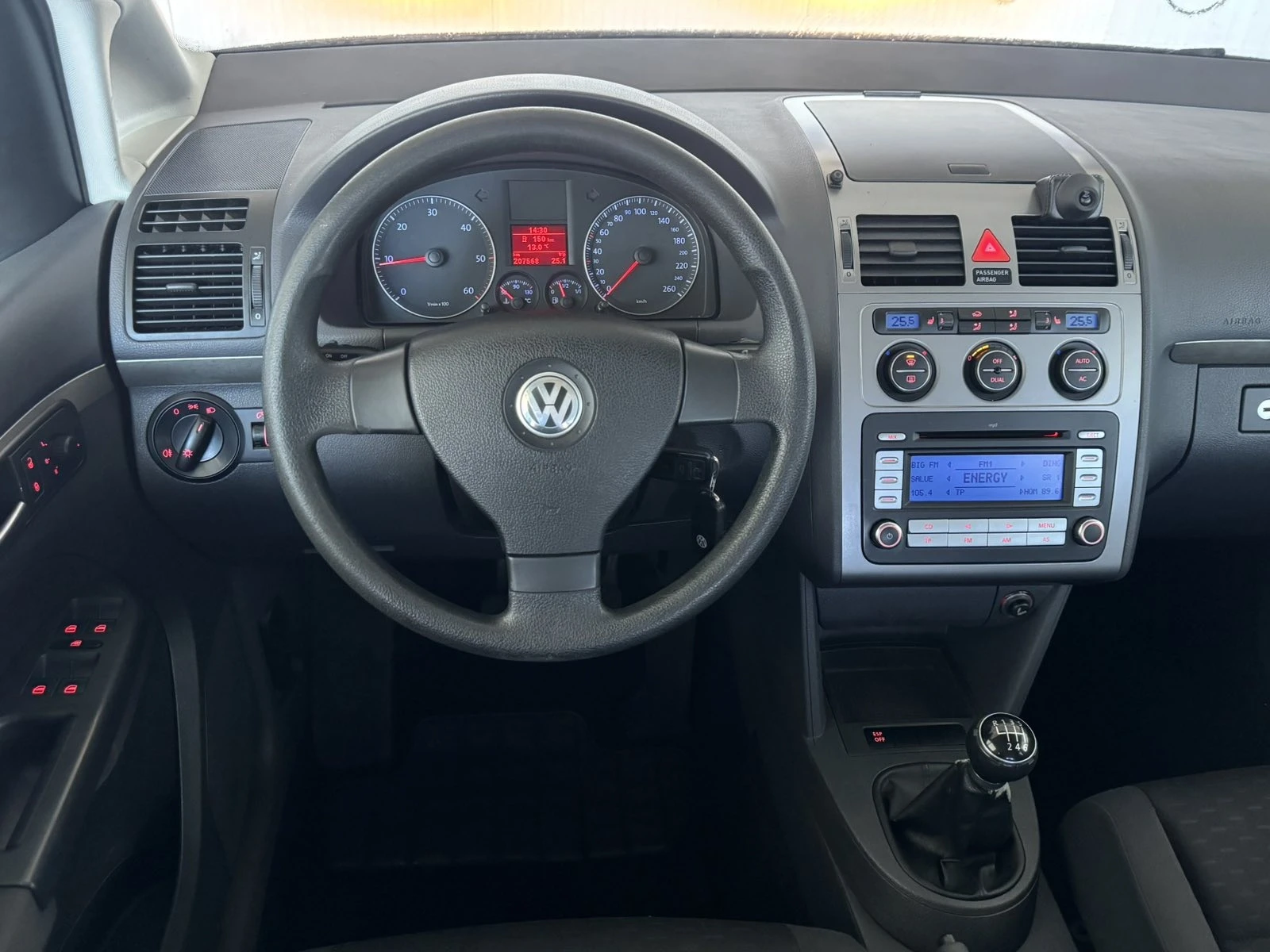 VW Touran 2.0 TDI 7-Места, снимка 9 - Автомобили и джипове - 56627266