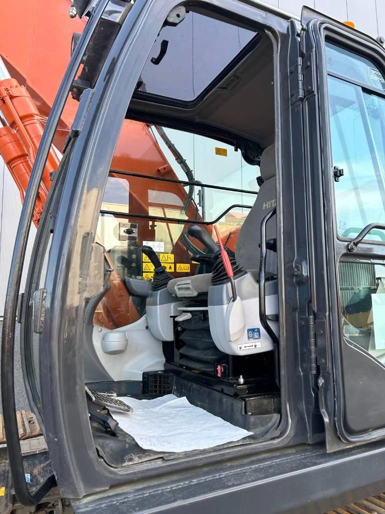 Багер Hitachi ZX 225 US LC-6, снимка 14 - Индустриална техника - 48057288