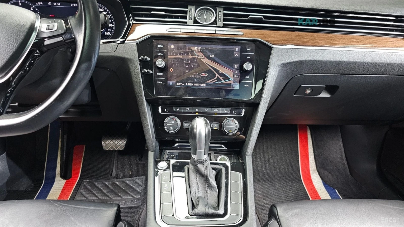 VW Passat 2.0TDI* PREMIUM* КОЖА* ПОДГРЕВ* ШИБИДАХ* КАМЕРА* , снимка 13 - Автомобили и джипове - 55232794