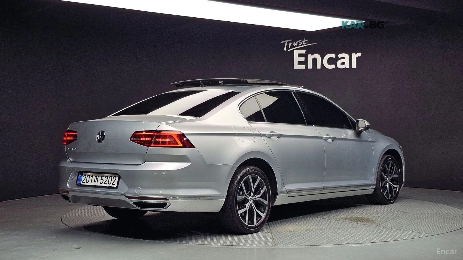 VW Passat 2.0TDI* PREMIUM* КОЖА* ПОДГРЕВ* ШИБИДАХ* КАМЕРА* , снимка 2 - Автомобили и джипове - 55232794