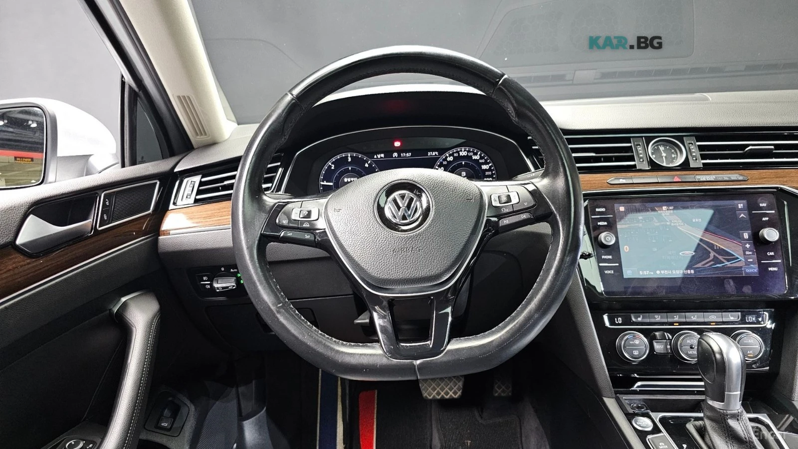 VW Passat 2.0TDI* PREMIUM* КОЖА* ПОДГРЕВ* ШИБИДАХ* КАМЕРА* , снимка 12 - Автомобили и джипове - 55232794