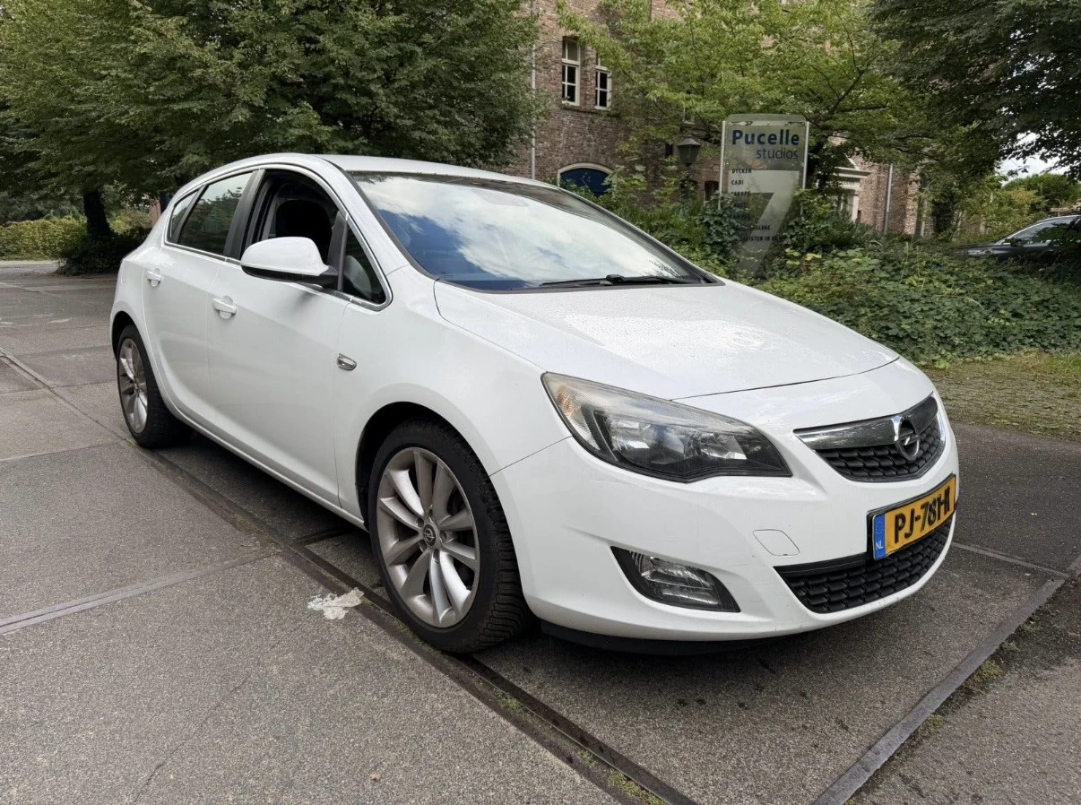 Opel Astra 1.7CDTI 110HP, снимка 2 - Автомобили и джипове - 56168965