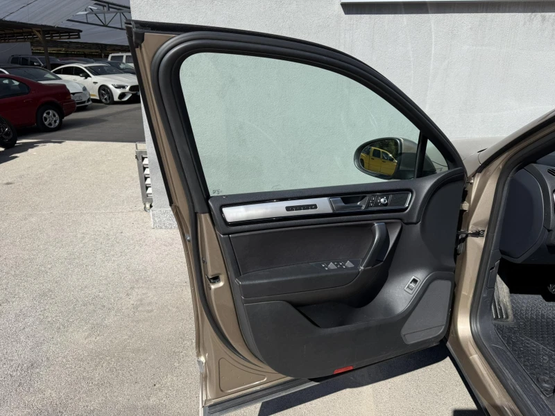 VW Touareg 3.0 TDI V6, снимка 8 - Автомобили и джипове - 51510097