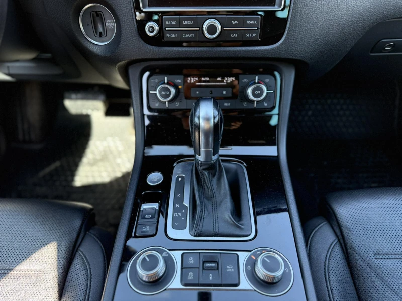 VW Touareg 3.0 TDI V6, снимка 15 - Автомобили и джипове - 51510097
