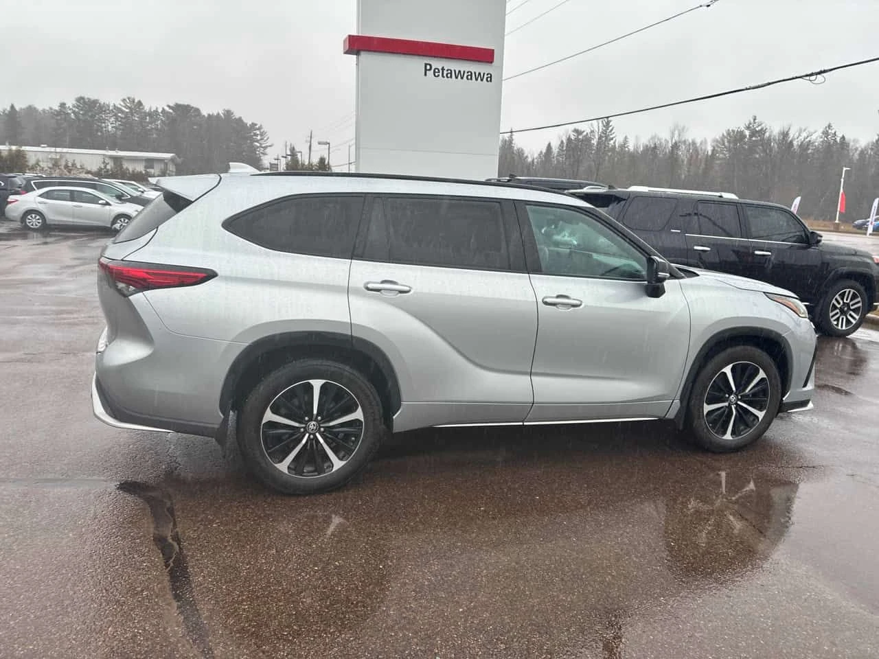 Toyota Highlander * XSE * ГЛАВНО ПРЕДСТАВИТЕЛСТВО* 360 КАМЕРА* КОЖА*, снимка 3 - Автомобили и джипове - 54219114