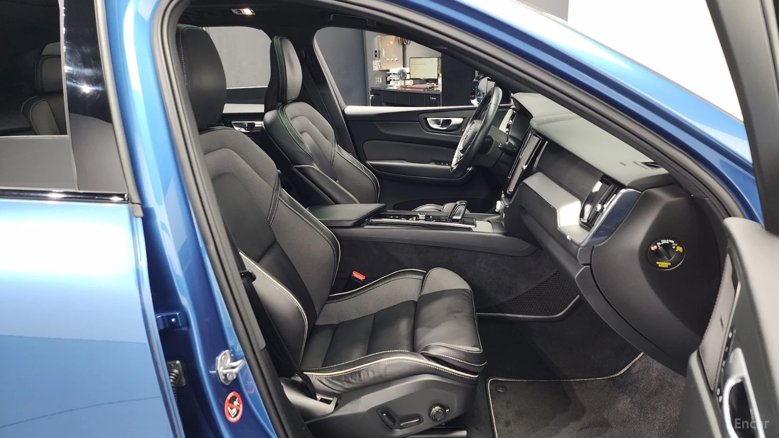 Volvo XC60 T8* R-Design* 360* HUD* HARMAN KARDON* PANO* ПОДГР, снимка 11 - Автомобили и джипове - 55529909
