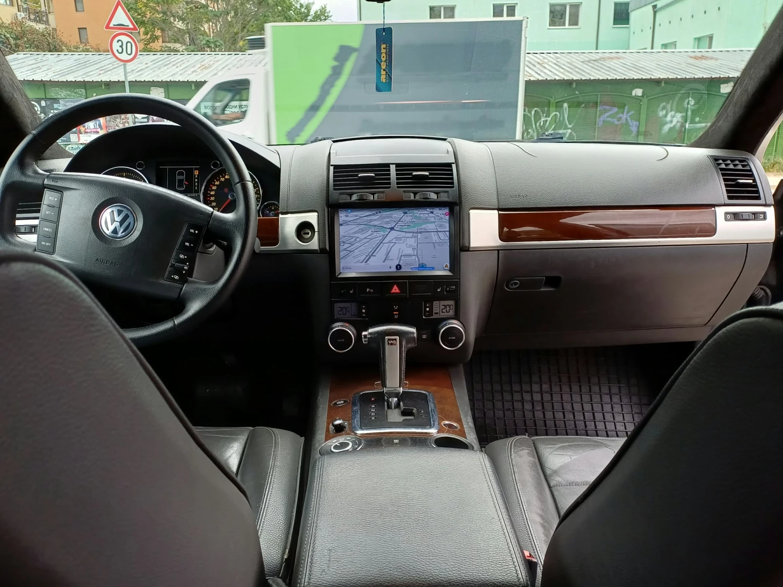 VW Touareg, снимка 6 - Автомобили и джипове - 56541687