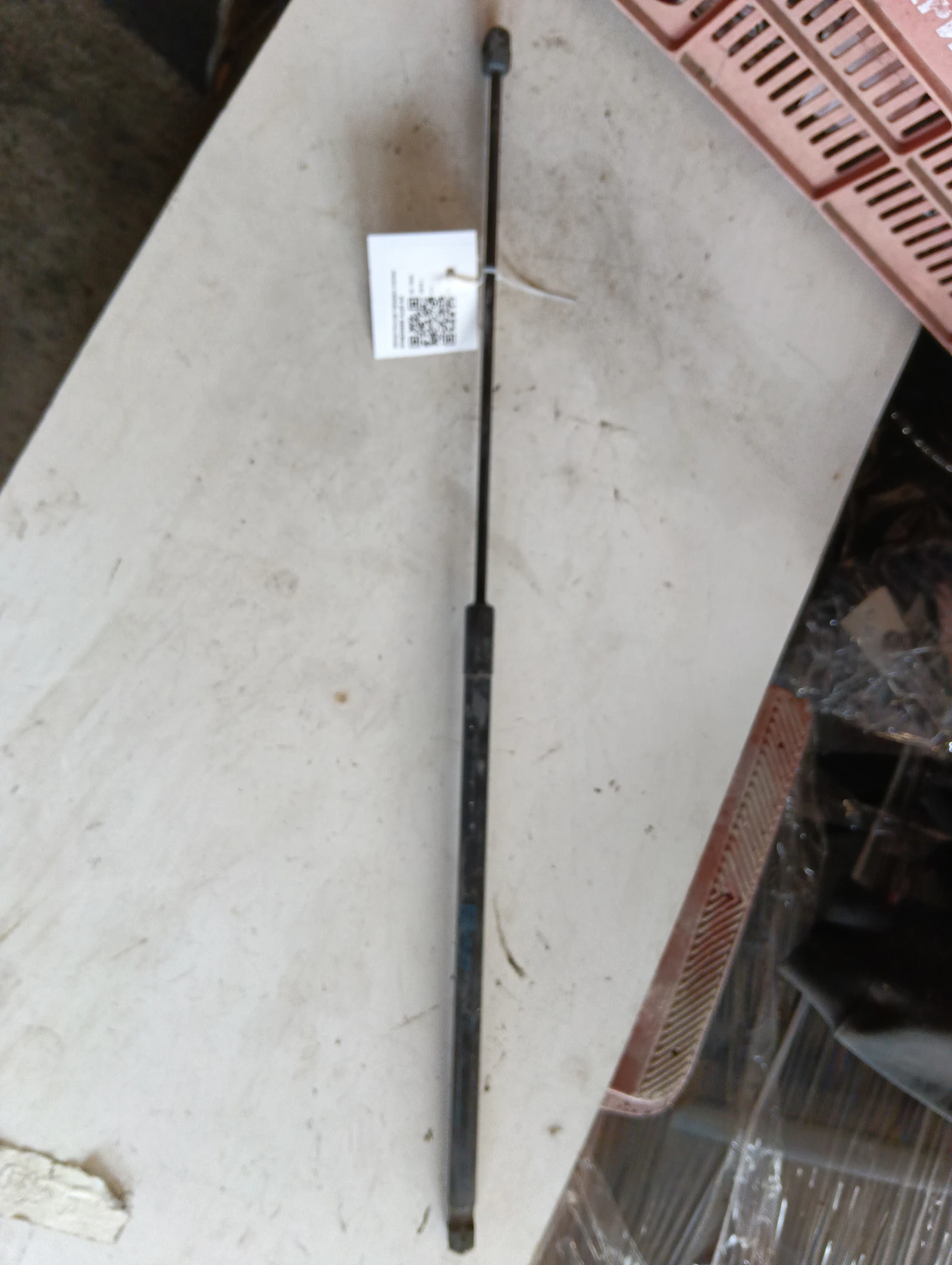 амортисьор преден капак 8T0823359 Audi A4