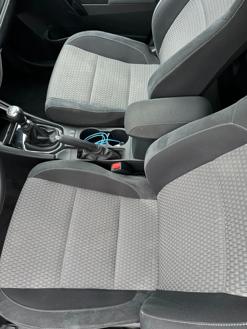 Toyota Auris, снимка 12 - Автомобили и джипове - 52197277