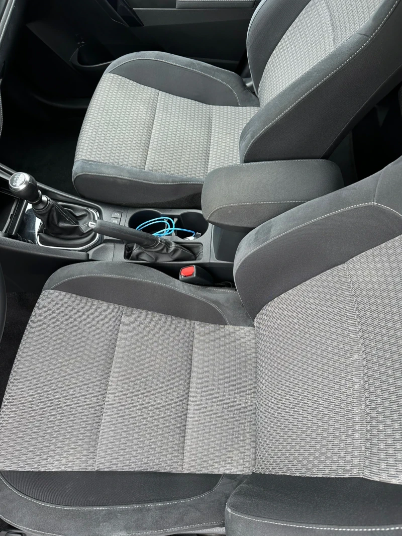 Toyota Auris, снимка 11 - Автомобили и джипове - 52197277