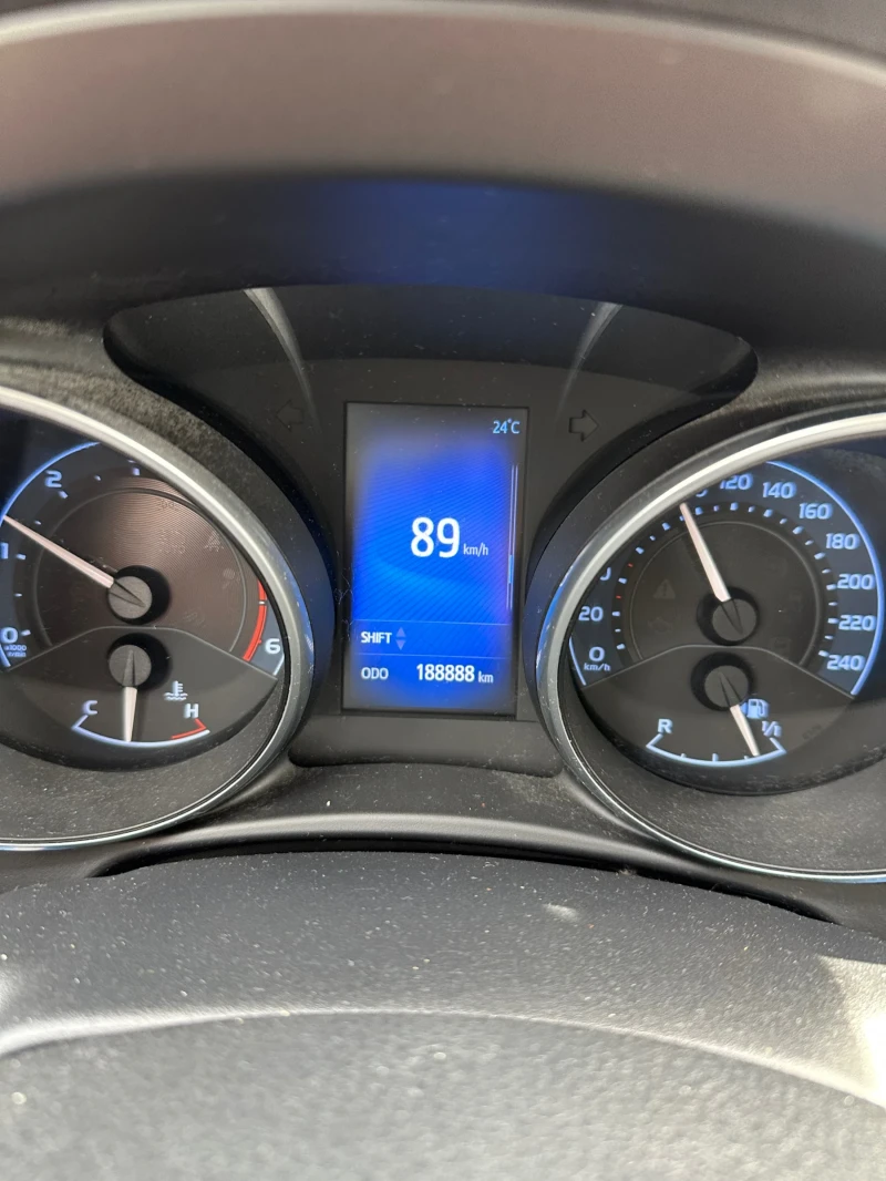 Toyota Auris, снимка 13 - Автомобили и джипове - 52197277