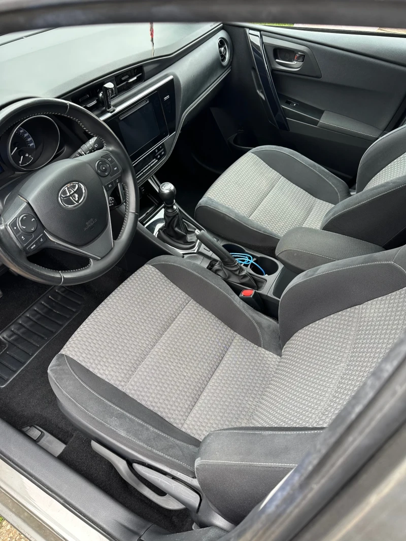 Toyota Auris, снимка 10 - Автомобили и джипове - 52197277