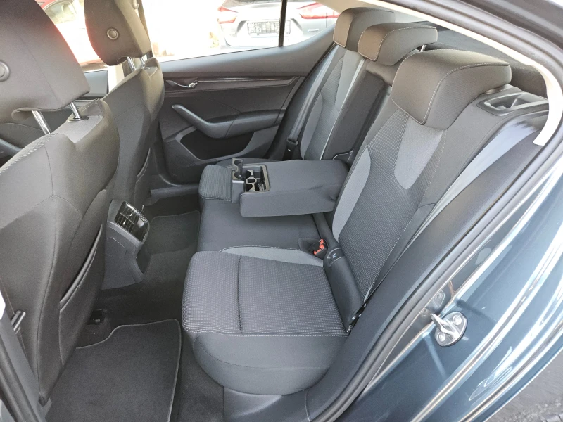 Skoda Octavia 2.0TDI/Executive/LED/DISTRONIC/CARPLAY/NAVI/БЛУТУТ, снимка 16 - Автомобили и джипове - 52848450