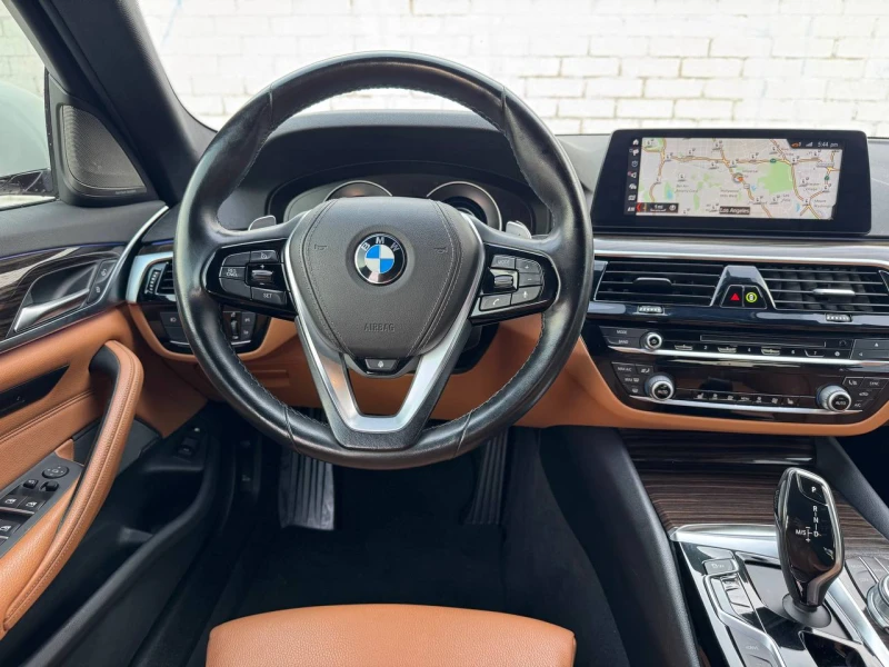 BMW 530E HUD* HARMAN KARDON* AMBIENT* LANE* BLIND SPOT* , снимка 12 - Автомобили и джипове - 53119128