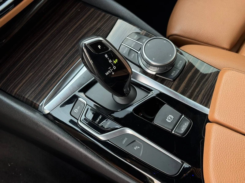 BMW 530E HUD* HARMAN KARDON* AMBIENT* LANE* BLIND SPOT* , снимка 15 - Автомобили и джипове - 53119128