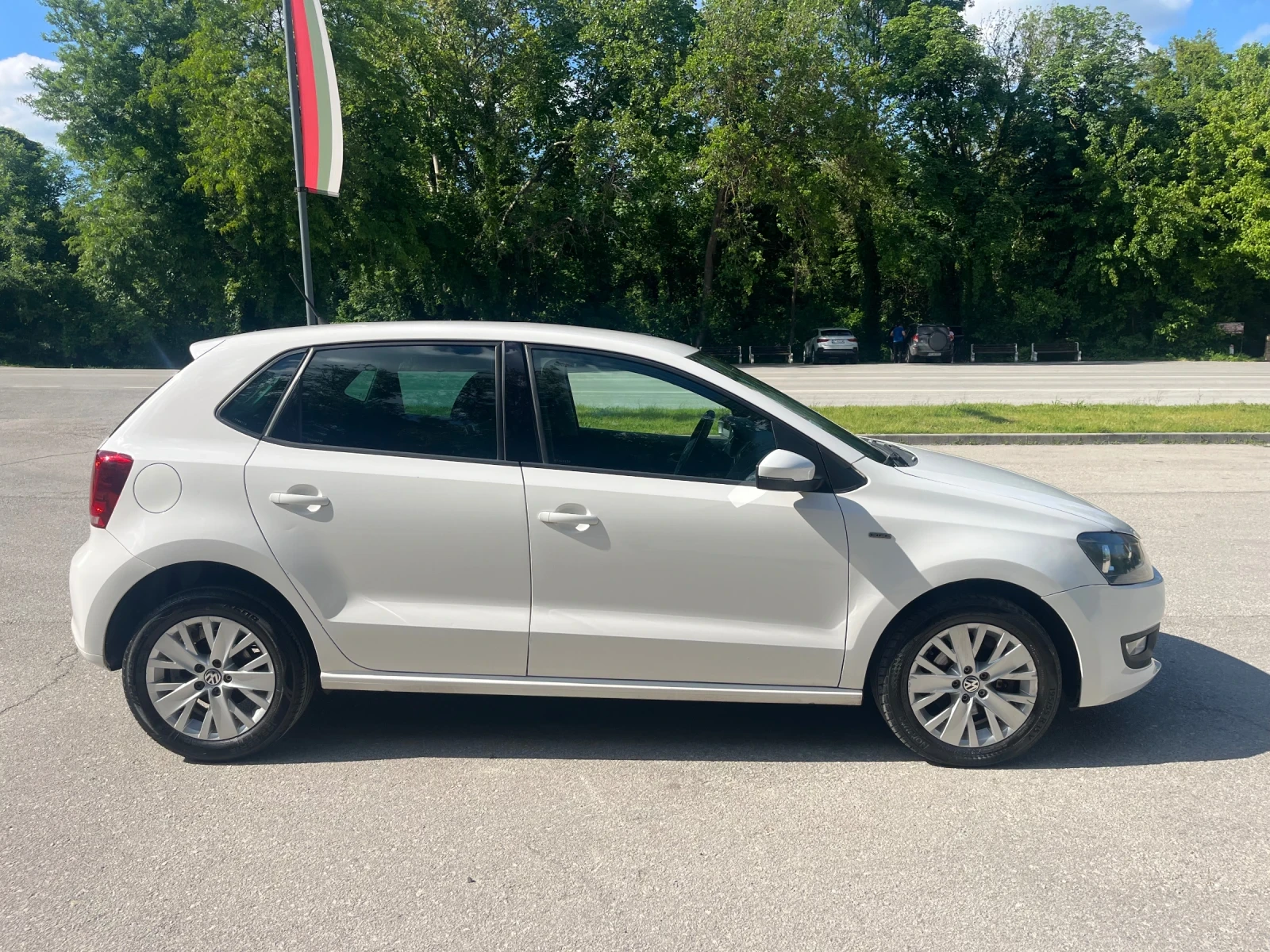 VW Polo 1.6tdi* 90кс* Life, снимка 2 - Автомобили и джипове - 54596945