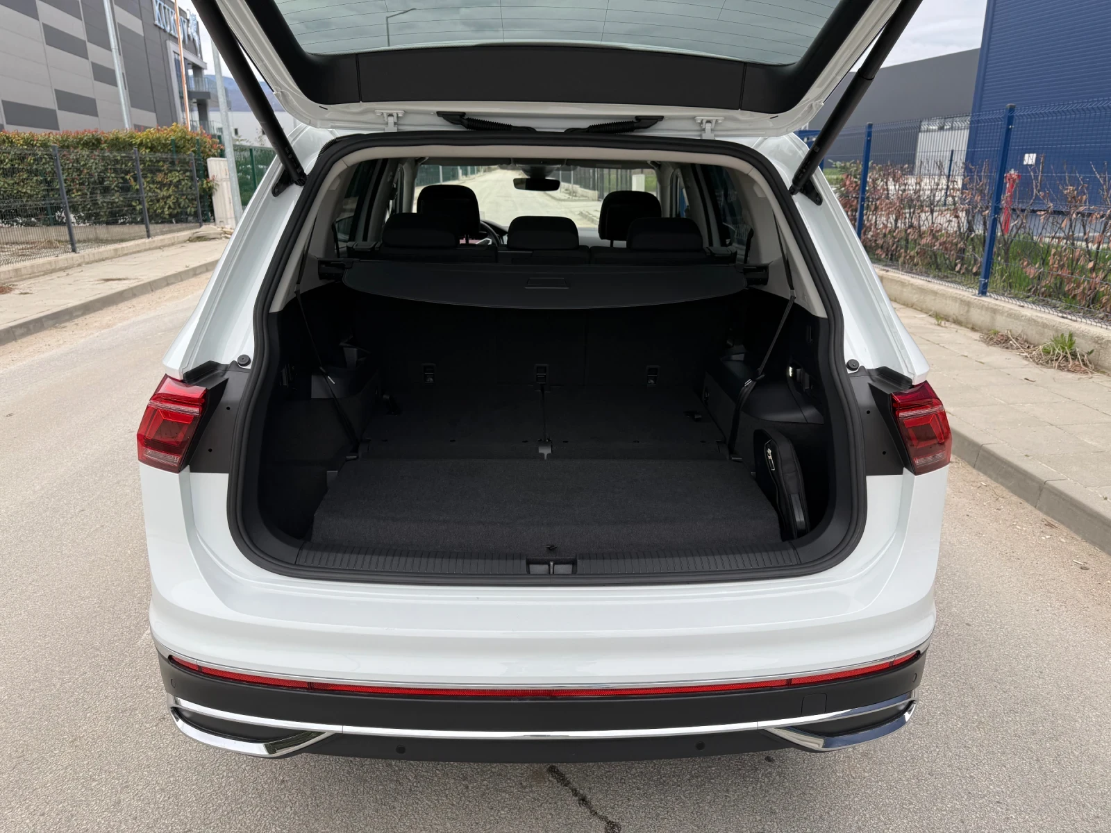 VW Tiguan Allspace 4x4/200к.с/7-МЕСТНА/DISTRONIC/MATRIX/360/ПОДГРЕВ/, снимка 4 - Автомобили и джипове - 54043497