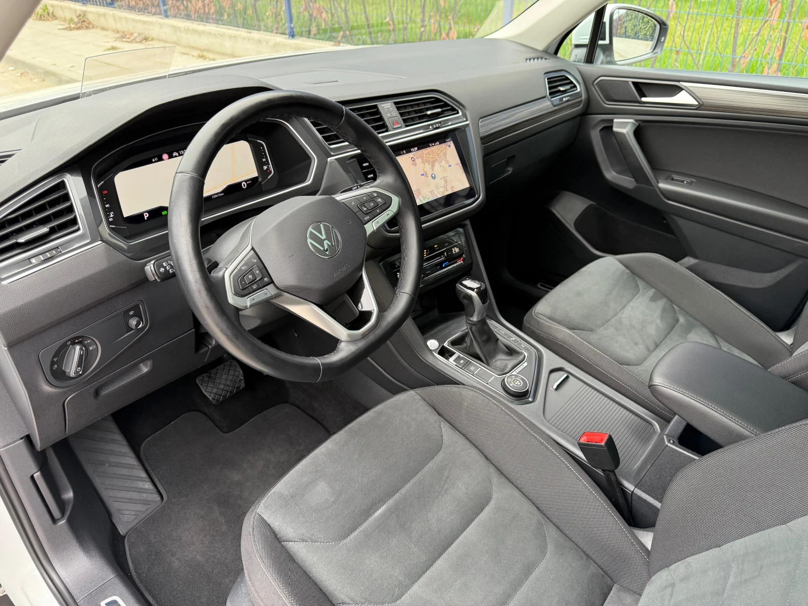 VW Tiguan Allspace 4x4/200к.с/7-МЕСТНА/DISTRONIC/MATRIX/360/ПОДГРЕВ/, снимка 6 - Автомобили и джипове - 54043497