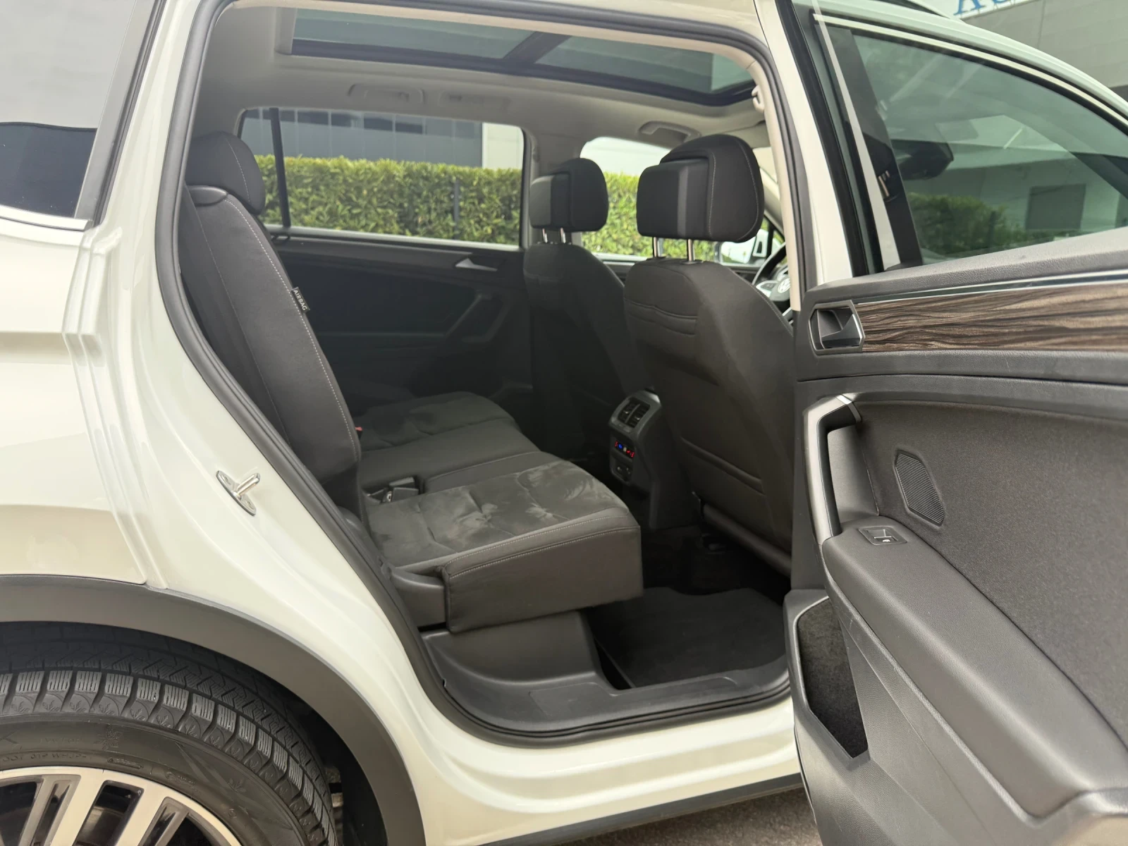 VW Tiguan Allspace 4x4/200к.с/7-МЕСТНА/DISTRONIC/MATRIX/360/ПОДГРЕВ/, снимка 11 - Автомобили и джипове - 54043497