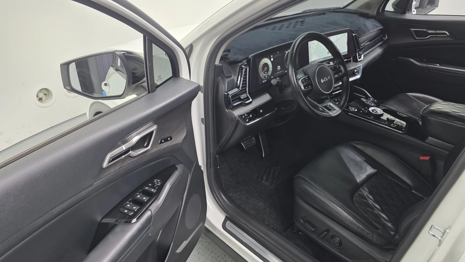 Kia Sportage 2022* SIGNATURE* 4X4* 360* DIS* ОБДУХ* БЯЛА ПЕРЛА*, снимка 8 - Автомобили и джипове - 55483911