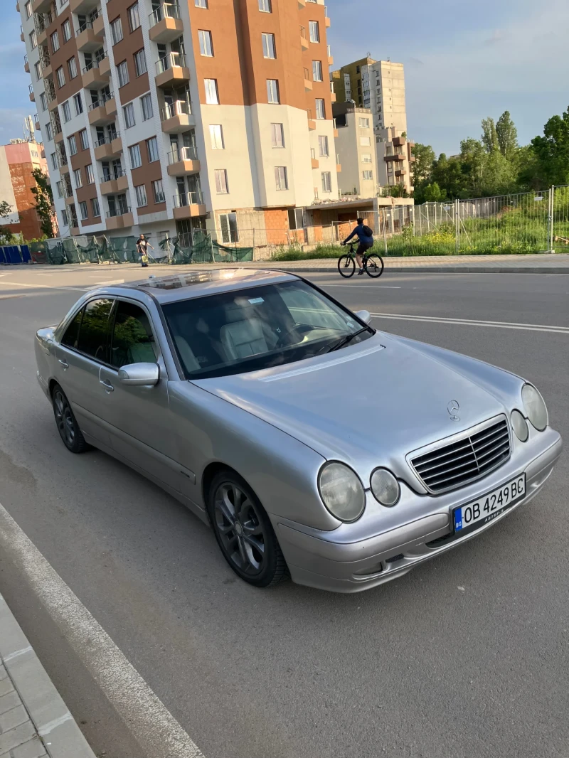 Mercedes-Benz E 220, снимка 3 - Автомобили и джипове - 48104038