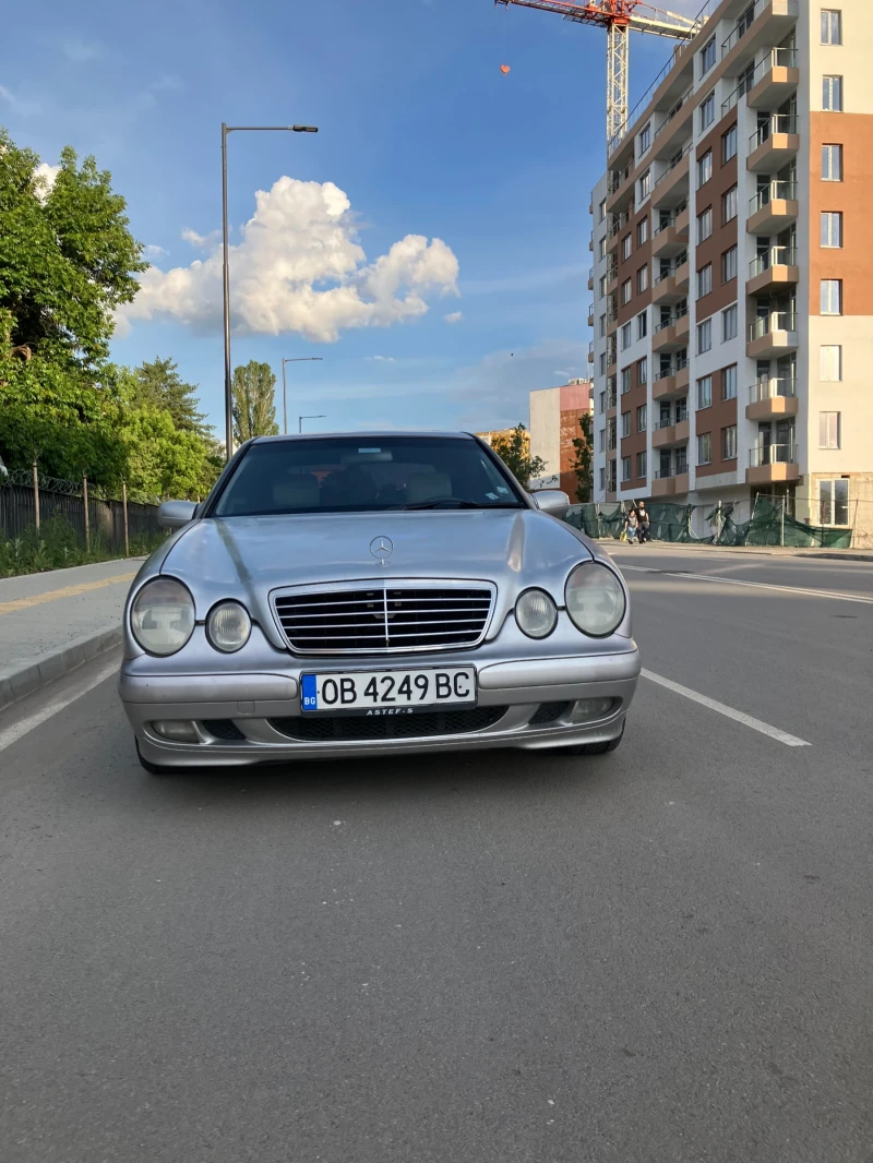 Mercedes-Benz E 220, снимка 1 - Автомобили и джипове - 48104038