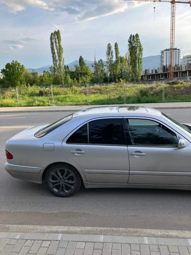 Mercedes-Benz E 220, снимка 4 - Автомобили и джипове - 48104038