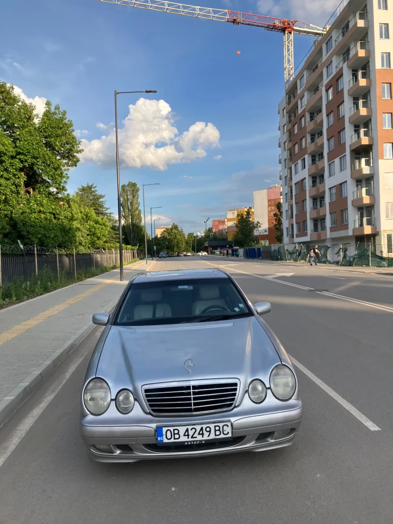 Mercedes-Benz E 220, снимка 2 - Автомобили и джипове - 48104038